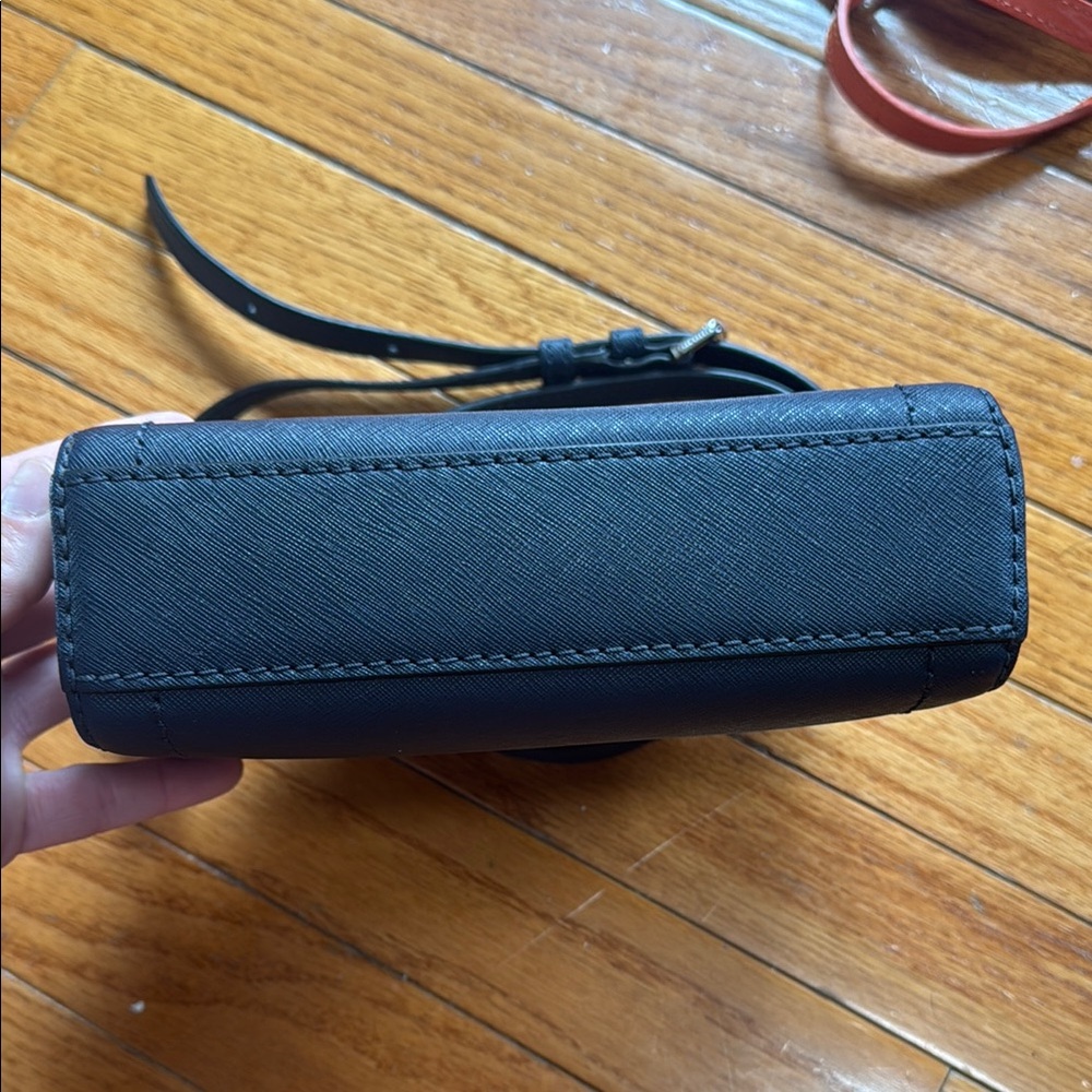 Marc Jacobs Black Crossbody Bag with Sleek Design - Picture 5 of 7